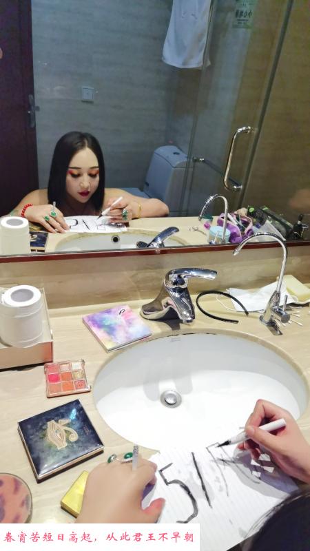 风骚人妖女王 第1张