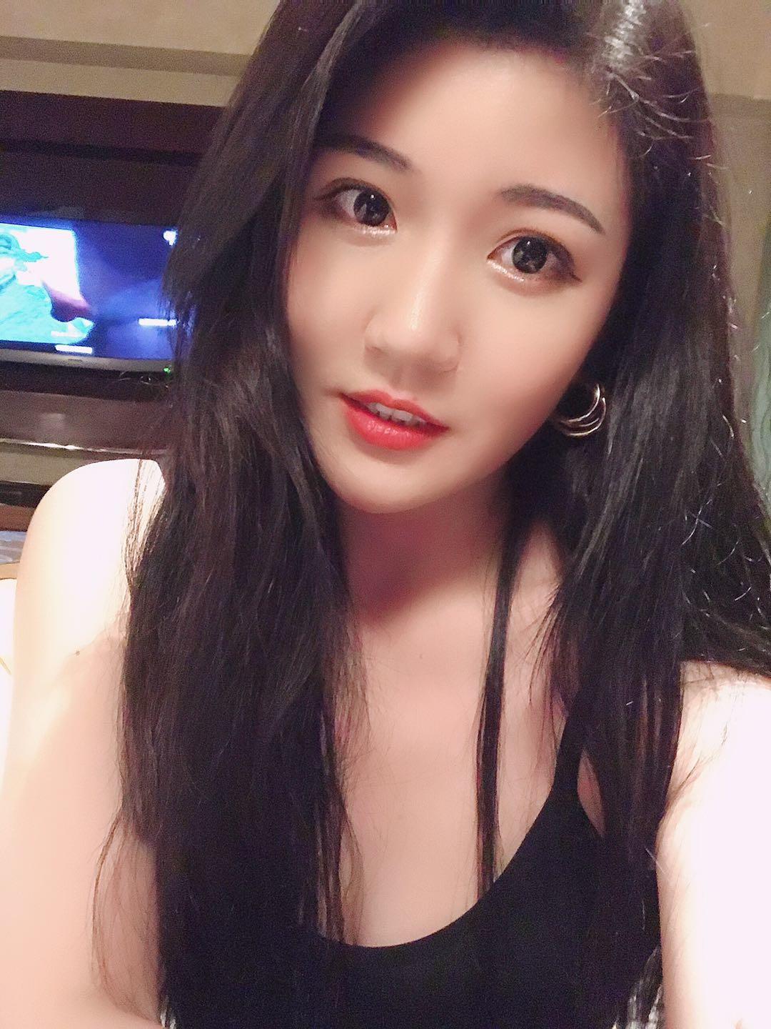 2020.11.6风情万种的妩媚小妞 第1张
