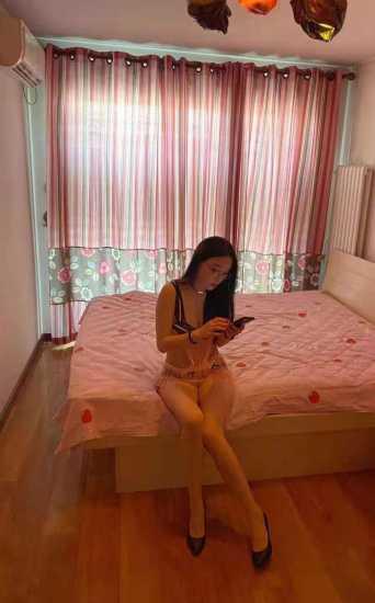 西大望路外表斯文有气质，衣服脱了露豪乳，床上热情似火 第1张