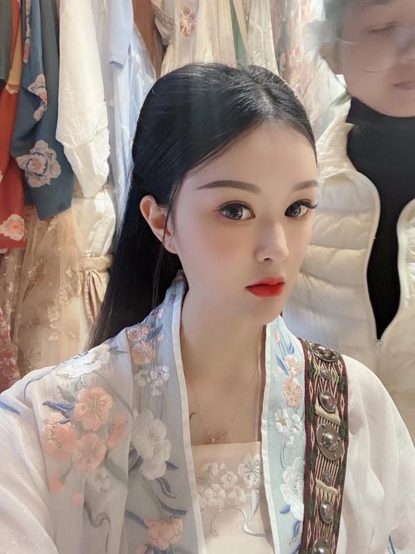 新街口古装美女甜甜 第1张