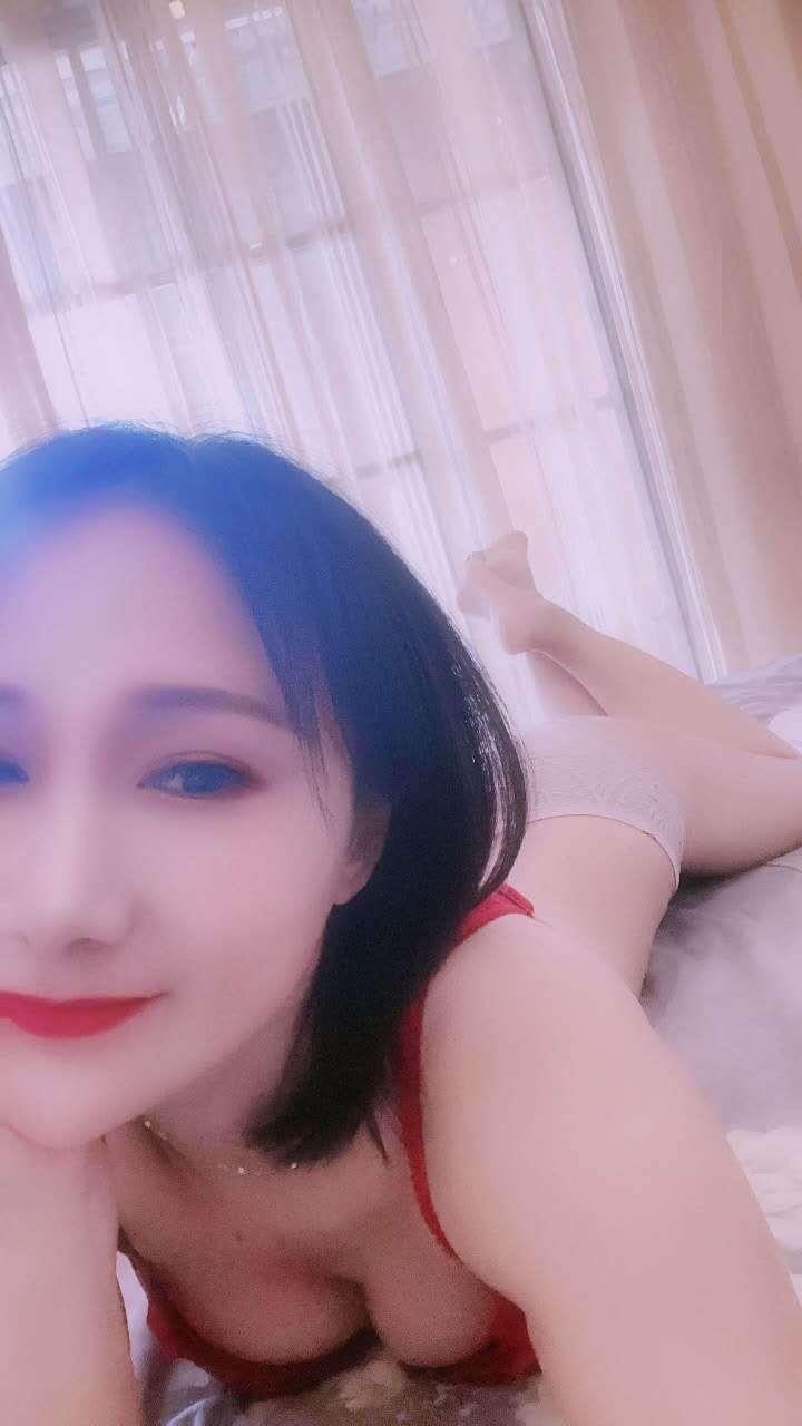 前凸后翘的大胸少妇！ 第1张
