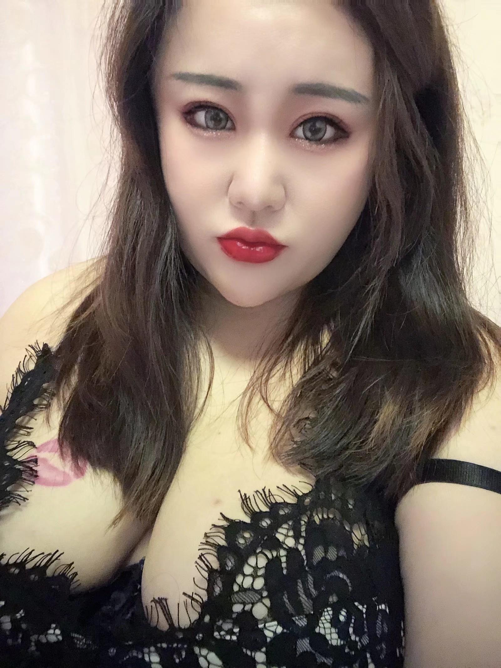 胸大皮肤白 第1张