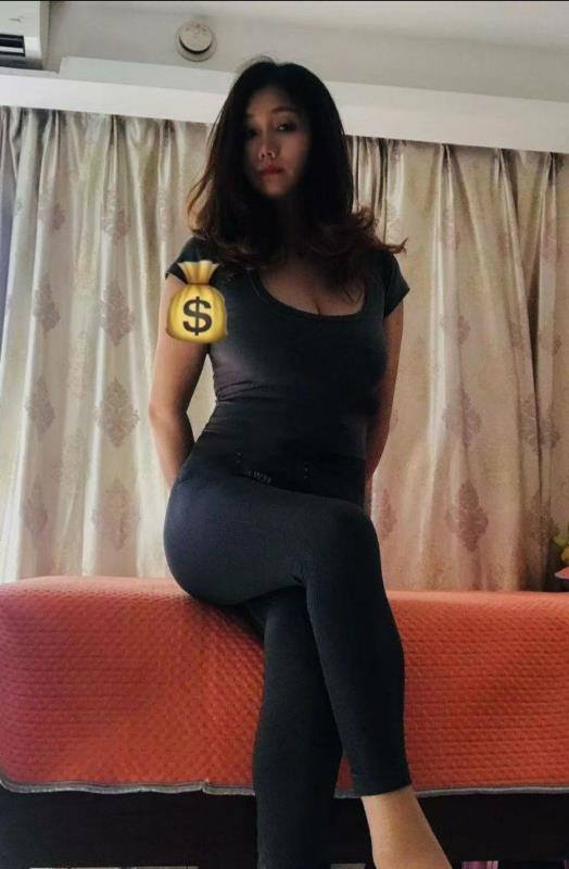 南海练瑜伽的少妇 第2张