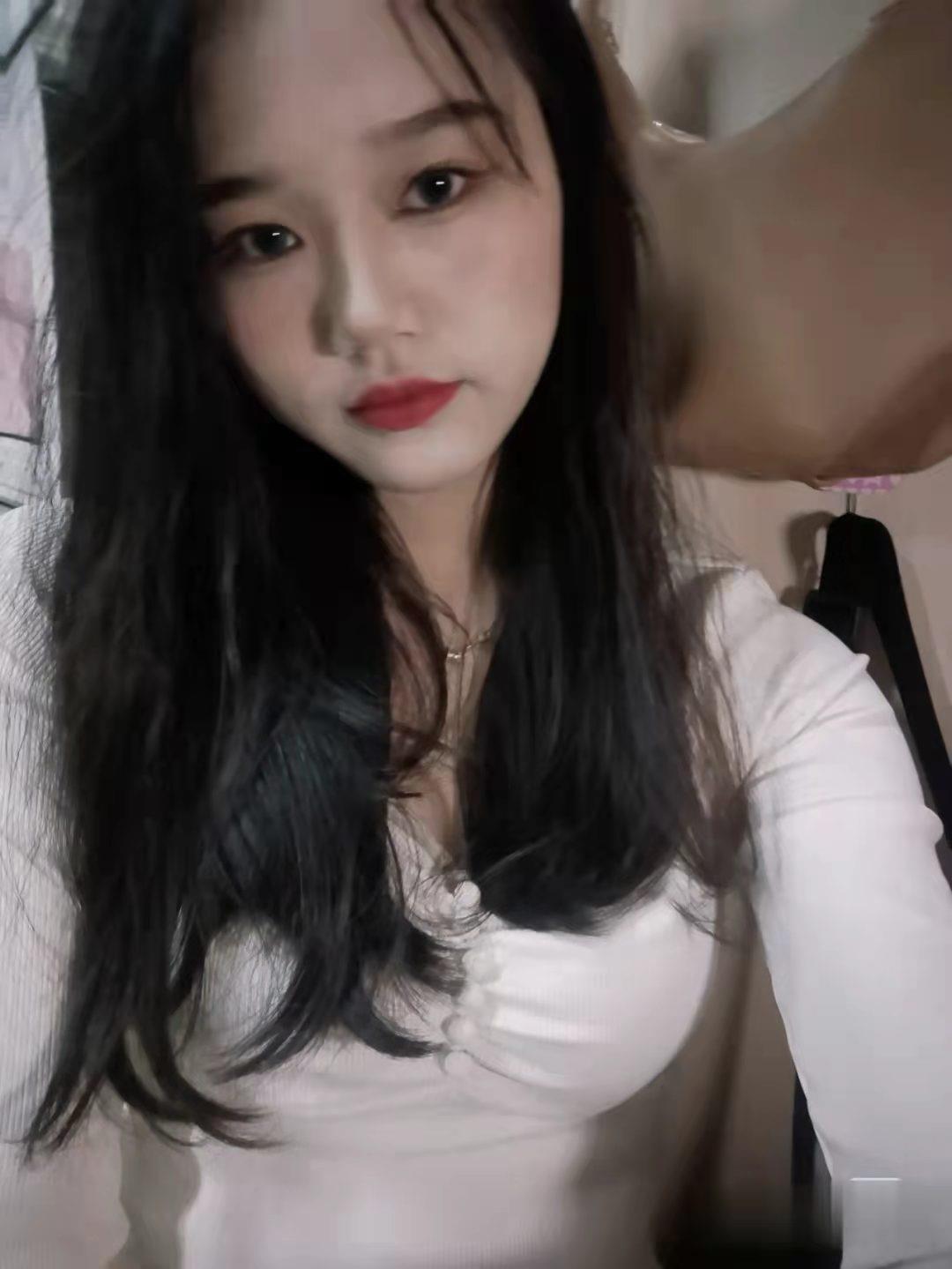还可以的小姐姐 第1张