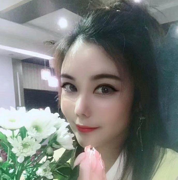 骚气十足的少妇，肤白胸大！ 第1张