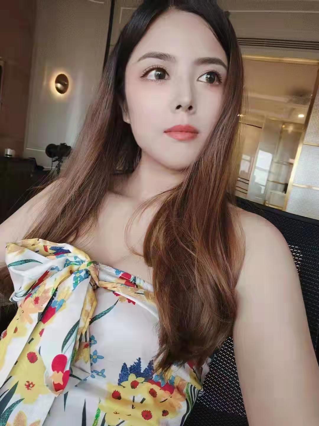 19岁小晴天，身材火辣，前凸后翘 第2张